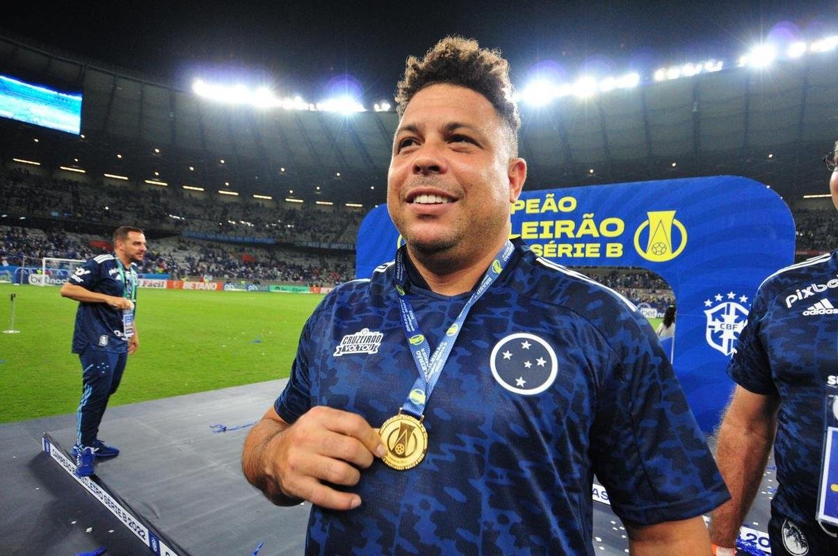 Cruzeiro levanta a taa da Srie B e faz festa no Mineiro