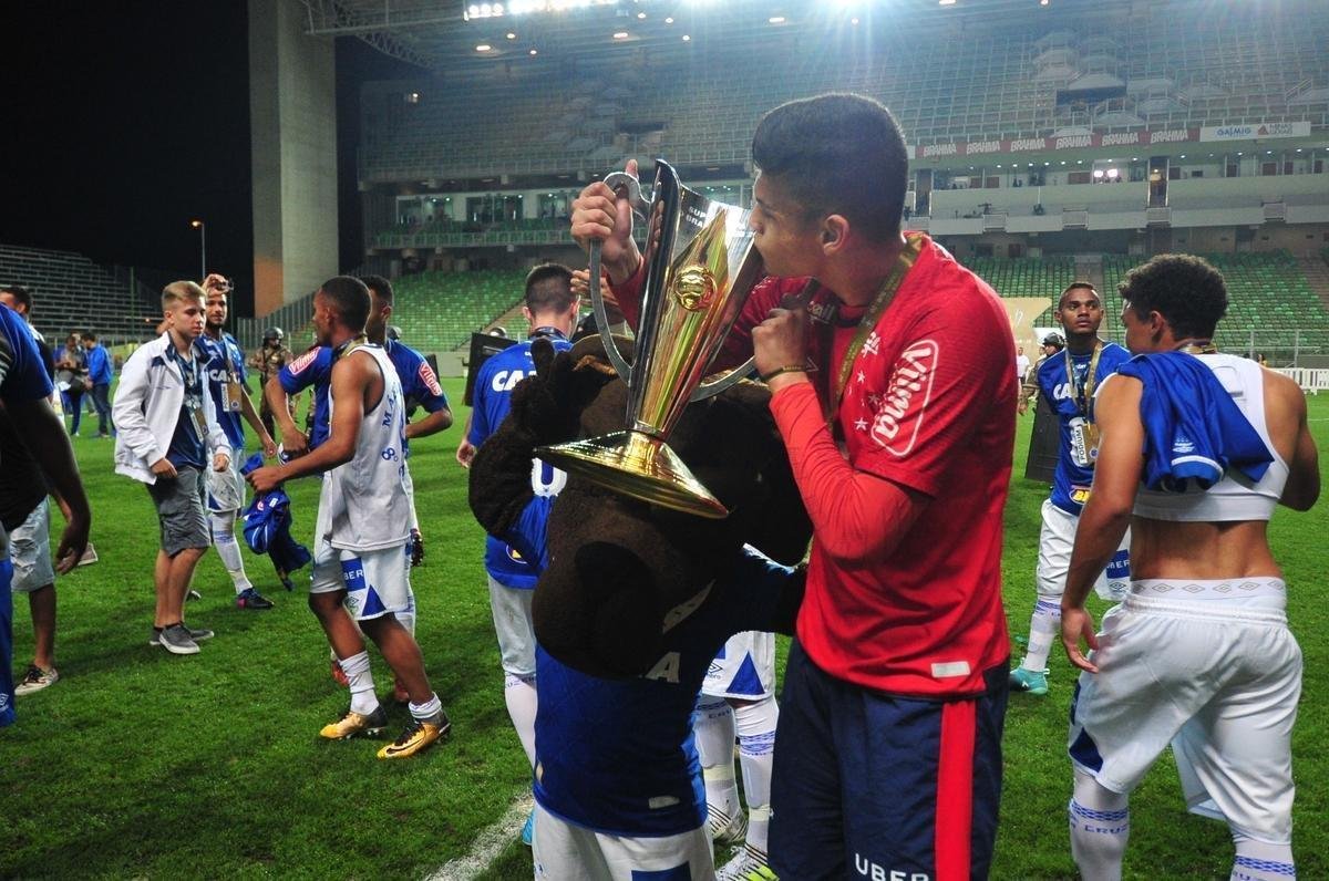 Goleiro Vitor Eudes pegou dois pnaltis e foi heri do Cruzeiro em conquista indita