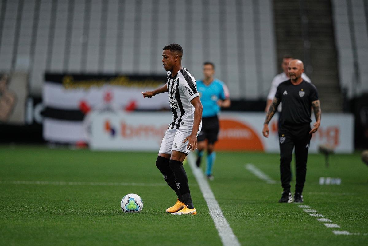 O Atltico venceu Corinthians de virada, por 2 a 1, neste sbado, em So Paulo, pela 21 rodada do Campeonato Brasileiro. Os gols alvinegros foram marcados por Guilherme Arana e Marrony. Matheus Dav balanou a rede para o Timo.