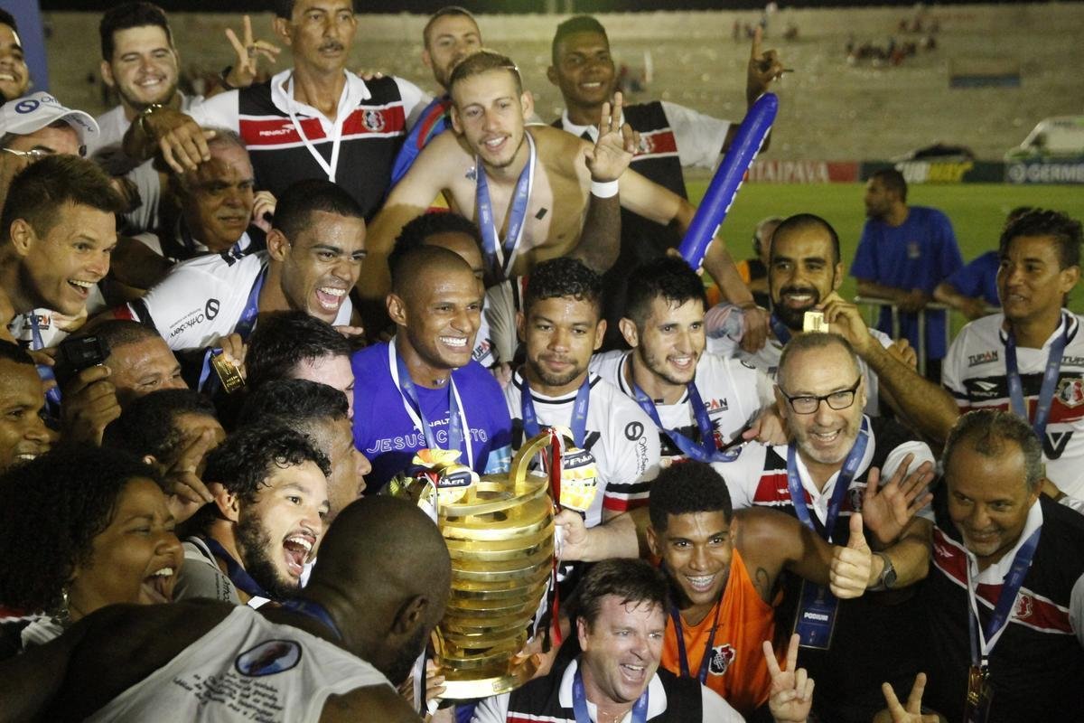 Em uma partida cheia de tensão e com o clima de rivalidade extrema em Campina Grande, o Santa Cruz foi valente para fazer valer a vantagem obtida no Arruda e, com o empate, garantir o inédito título da Copa do Nordeste frente ao Campinense