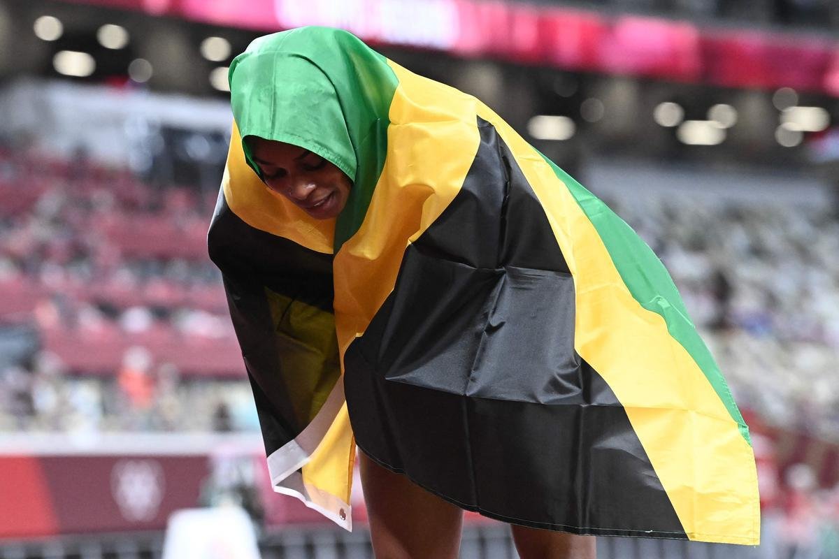 Fotos espetaculares da vitria da jamaicana Elaine Thompson-Herah nos 100m rasos dos Jogos Olmpicos de Tquio com o tempo de 10s61. A velocista quebrou o recorde olmpico e comandou o pdio jamaicano ao lado de Ann Fraser-Pryce, prata, e Shericka Jackson, bronze.