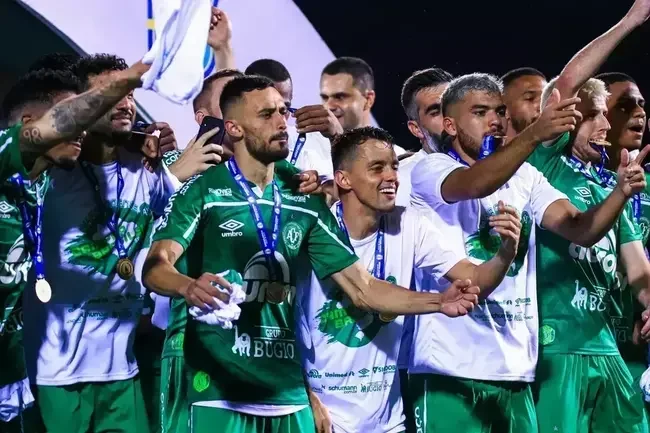2020 - Chapecoense (40 pontos ao fim do 1 turno) subiu e foi campe