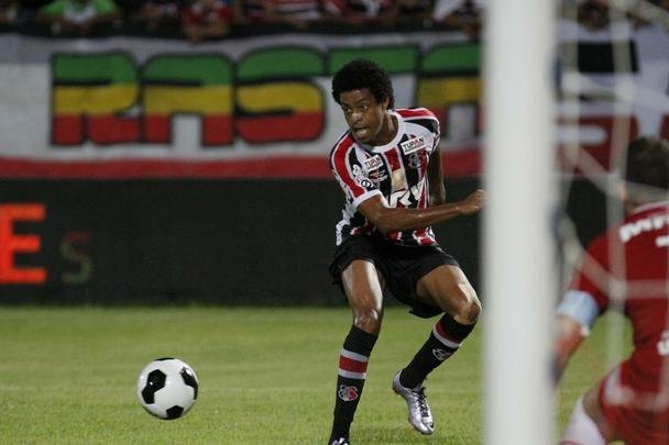 Em 2016, o Santa Cruz ainda contou uma camisa da Penalty apenas para a disputa da Copa do Nordeste