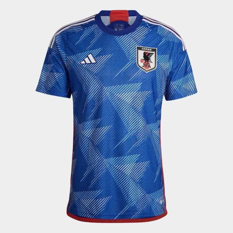 A camisa I do Japo para a Copa do Mundo  azul e foi produzida pela Adidas