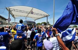 Torcida faz festa em aeroporto para receber o tricampe�o Brasileiro