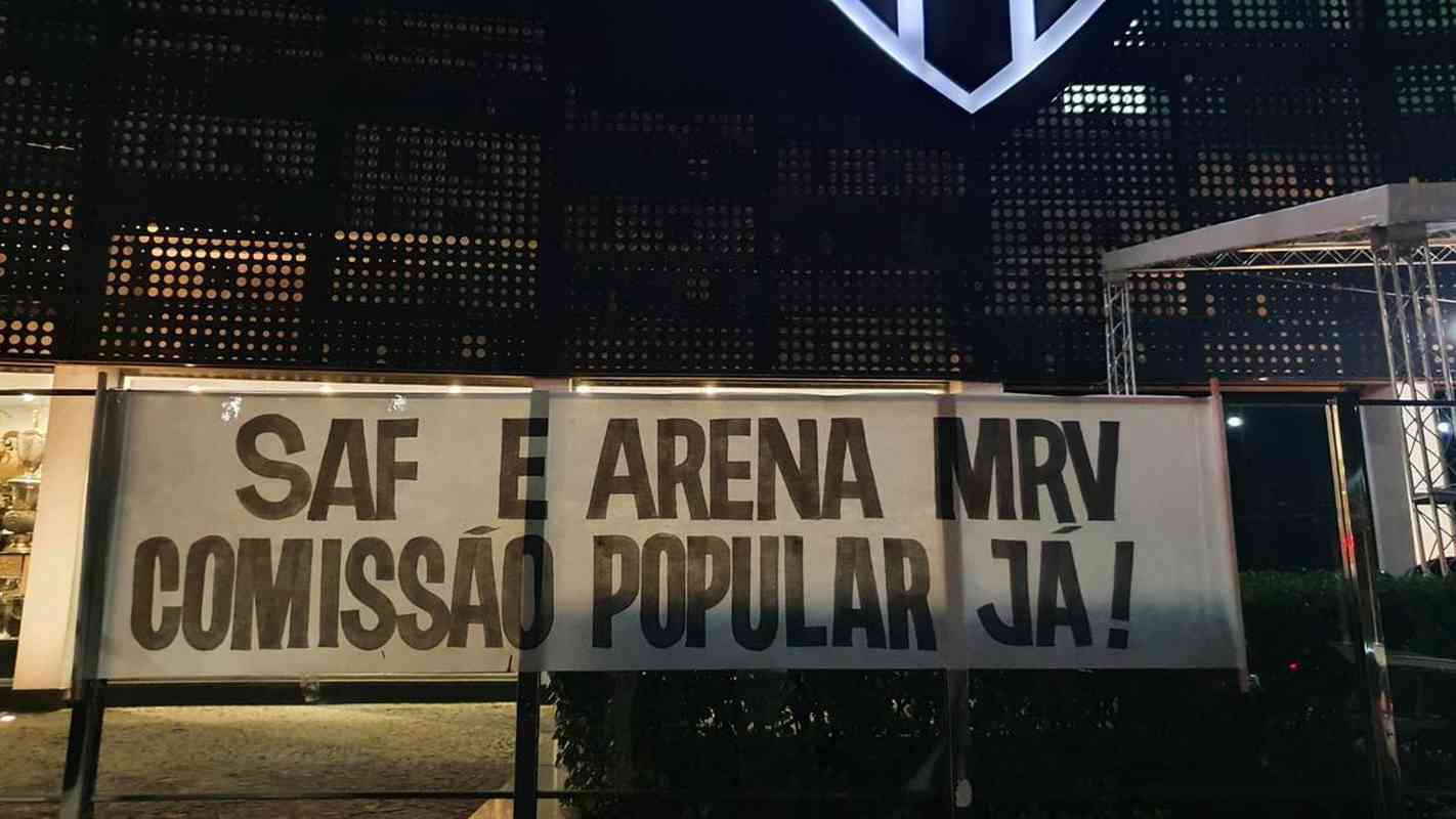 Torcedores do Atltico protestaram em frente  sede do clube nesta segunda-feira (21/11)