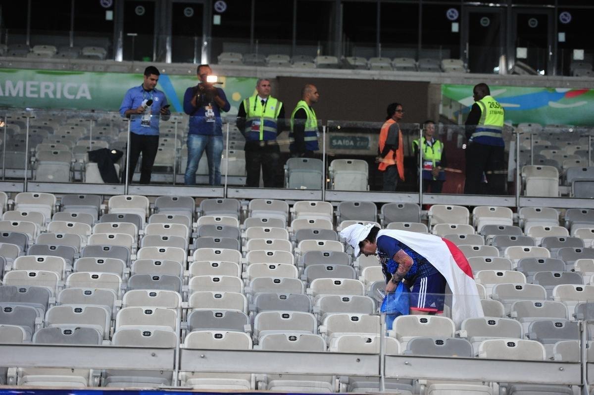 Depois do empate entre Japo e Equador, por 1 a 1, pela Copa Amrica, um torcedor japons deu um bom exemplo aos brasileiros. Com pacincia, ele recolheu lixo em vrios pontos do setor em que se encontrava no Mineiro. Na Copa de 2014, no Brasil, os nipnicos j haviam mostrado civilidade ao mundo ao limpar arquibancadas e vestirios dos estdios.