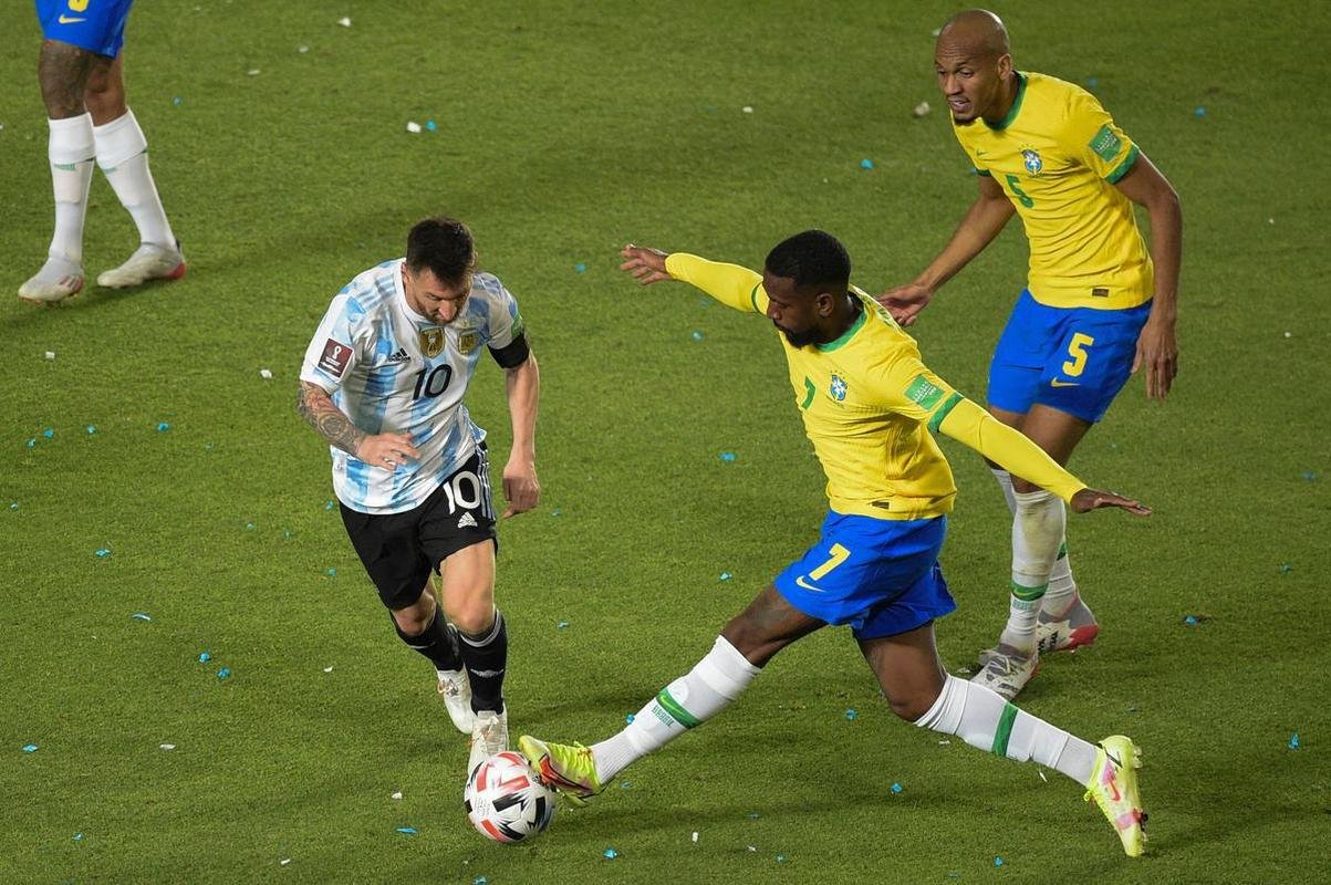 Sem Neymar, Brasil encarou a Argentina em clssco agitado pelas Eliminatrias