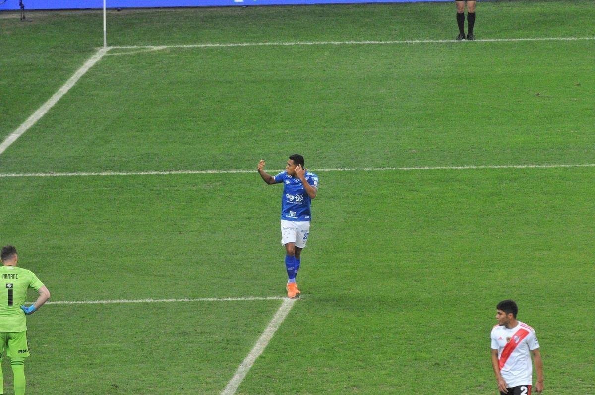 Aos 15min do primeiro tempo, Pedro Rocha chutou  queima-roupa, Armani desviou e a bola bateu no travesso do River Plate. Essa foi a primeira grande chance do Cruzeiro no duelo pela Libertadores