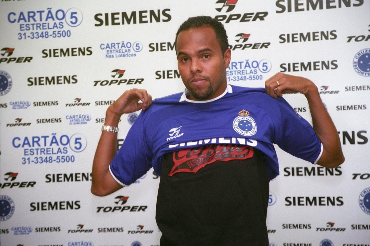 Alecsandro (2005) - foi anunciado pelo Cruzeiro em setembro de 2005, menos de um ms depois da venda de Fred ao Lyon. Por seu clube anterior, o Vitria, havia marcado oito gols no Campeonato Baiano e 13 na Srie B. Na elite do Campeonato Brasileiro, deu sequncia ao faro de artilheiro e balanou a rede 11 vezes em 18 jogos. A Raposa encerrou a competio na oitava colocao, com 60 pontos.