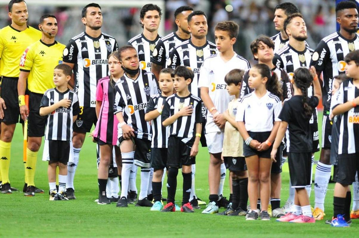 Mascotinhos do Atltico no jogo contra o Juventude, no Mineiro, pelo Campeonato Brasileiro de 2022
