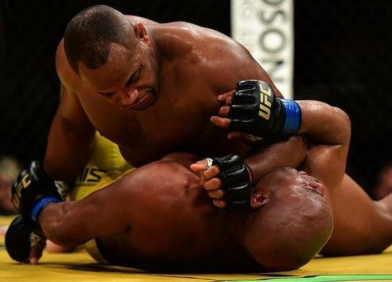 Fotos da derrota de Anderson Silva para Daniel Cormier no UFC 200