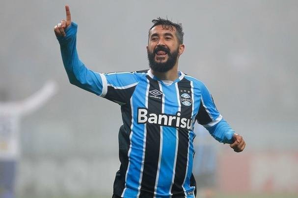 Sob forte neblina em Porto Alegre, Cruzeiro  batido pelo Grmio e vai para lanterna do Brasileiro