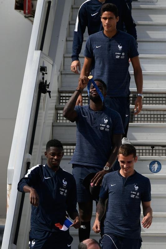 Aps conquistar o ttulo de campe do mundo, Seleo da Frana volta para casa e  recebida com festa no aeroporto de Paris