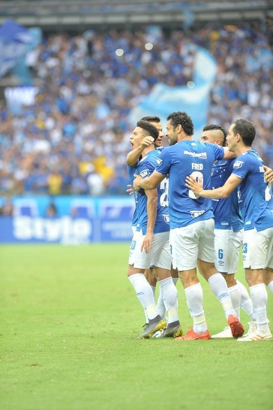 Fotos do gol de Marquinhos Gabriel, do Cruzeiro, sobre o Atltico, na primeira partida da deciso do Mineiro; Meia-atacante chutou de perna esquerda, e a bola entrou no canto direito de Victor aps desvio em Leonardo Silva