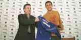 Apresentao de Fred como reforo do Cruzeiro em 20 de julho de 2004. Atacante recebeu camisa do ento presidente Alvimar de Oliveira Costa