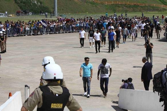 Governador Anastasia entregou uma placa aos campees brasileiros e recebeu uma camisa do Cruzeiro de presente, na Cidade Administrativa