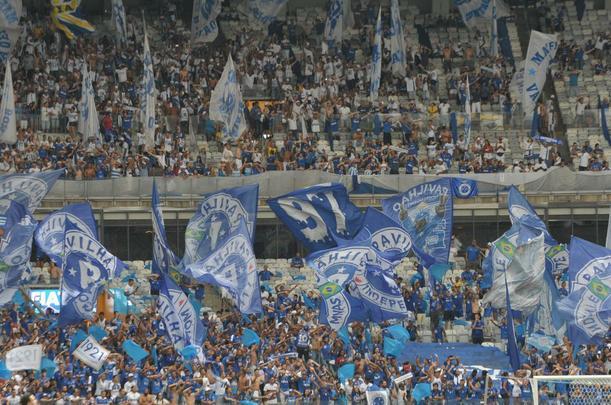 Fotos da torcida do Cruzeiro no primeiro clssico da final do Mineiro, contra o Atltico, no Mineiro