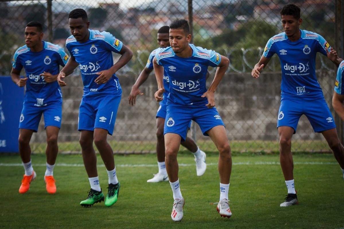 A comisso tcnica do Cruzeiro permitiu que a imprensa acompanhasse somente o comeo das atividades desta quinta-feira, na Toca da Raposa 2. Em campo, foi possvel ver o meia Rodriguinho, que segue programao especial de exerccios elaborada pelos profissionais do clube. O time se prepara para o jogo-treino de segunda-feira, contra o Amrica, que servir de teste visando  retomada das competies. No coletivo de tera-feira, a escalao teve Fbio; Lucas Romero, Ded, Leo e Egdio; Henrique e Jadson; Marquinhos Gabriel, Thiago Neves e David; Fred. Vale ressaltar que o meia Robinho havia sido poupado desse trabalho.