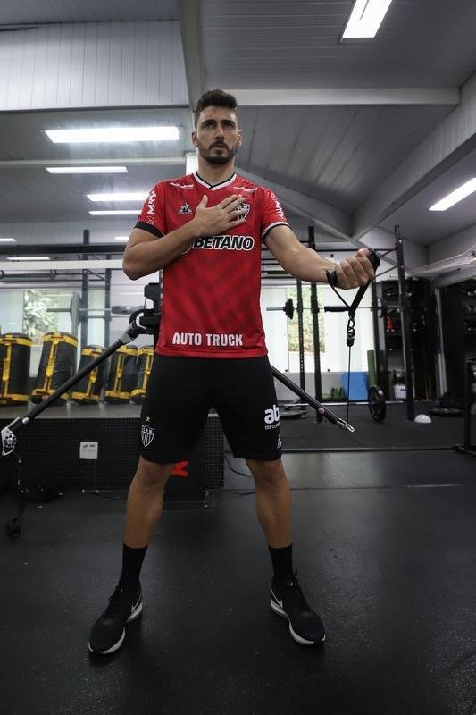 Nesta tera-feira (18), o Atltico realizou o segundo dia de trabalhos na pr-temporada 2022. Novamente com trabalhos fsicos, os atletas fizeram atividades na academia e tambm de corrida nos campos da Cidade do Galo, em Vespasiano. Ausncia, o atacante Jefferson Savarino busca solucionar burocracias para retornar da Venezuela e se juntar ao grupo alvinegro.
