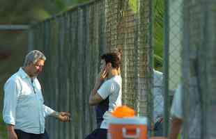01/02/2010. O diretor de futebol do Cruzeiro, Eduardo Maluf, durante conversa com o atacante Kleber Gladiador