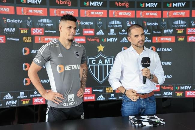 Paulinho foi oficialmente apresentado na Cidade do Galo nesta sexta-feira (16/12).