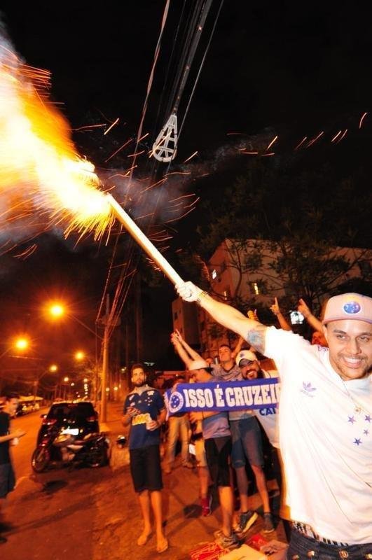 Torcedores do Cruzeiro fazem viglia de 24 horas no Mineiro para aguardar a primeira partida da final da Copa do Brasil contra o Corinthians, nesta quarta-feira, s 21h45. Evento foi divulgado na internet e reuniu dezenas de fanticos. Movimento foi lanado em 2013, antes de jogo decisivo com o Grmio, pelo Campeonato Brasileiro, e j havia se repetido em 2017 antes da deciso da Copa do Brasil.