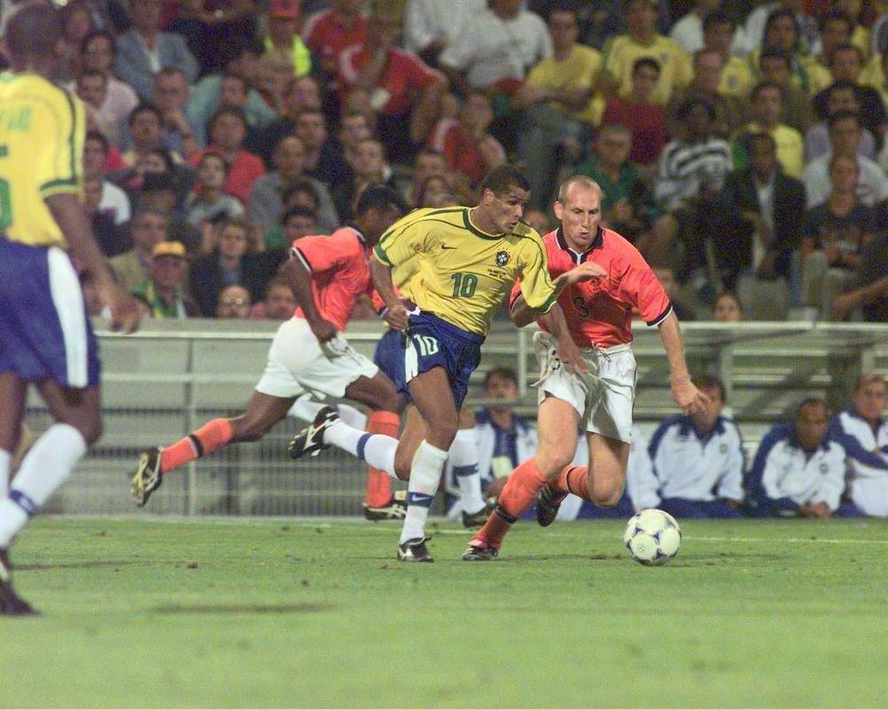 1998 - Em 1998, a 'era Nike' comeava para o Brasil em Copas do Mundo. A camisa principal, amarela, contava com uma faixa verde ao longo das mangas