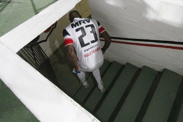 No Campeonato Brasileiro, o atacante de 37 anos faz histria. Foi o nico na era dos pontos corridos a marcar dois gols em cada uma das trs primeiras partidas da Srie A. Saiu do Santa Cruz faltando uma rodada e com 13 gols anotados, sendo vice-artilheiro da competio 