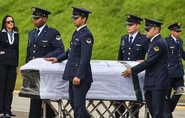 Corpos das vítimas da queda do voo da Chapecoense deixam Medellín rumo a Chapecó. Velório neste sábado, na cidade catarinense, deve reunir mais de cem mil pessoas e mil jornalistas do mundo todo