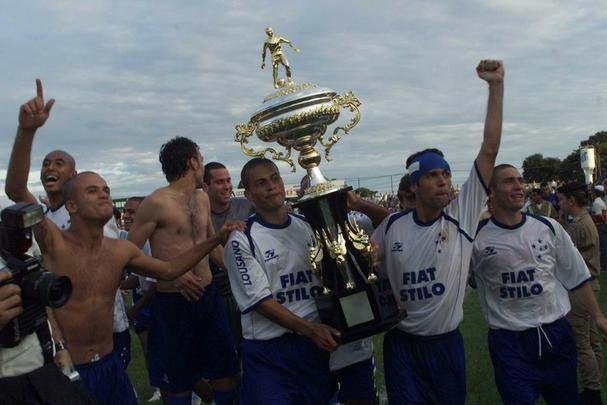 O primeiro passo do Cruzeiro em 2003 para alcanar a histrica Trplice Coroa foi dado em 16 de maro, com a conquista do Campeonato Mineiro de pontos corridos. A taa foi erguida de forma antecipada com a vitria por 4 a 0 sobre a URT, no estdio Zama Maciel, em Patos de Minas, pela 11 rodada. Deivid, Aristizbel, Alex e Maurinho marcaram os gols do triunfo. Em seguida, o elenco deu a volta olmpica, ergueu a taa diante dos cruzeirenses e desfilou em carro aberto pela cidade do interior de Minas. No retorno a BH, naquele mesmo dia, o grupo foi recebido com festa pela torcida no Aeroporto da Pampulha. O Cruzeiro foi campeo estadual invicto. O ltimo jogo foi contra o Tupi, no Mineiro.