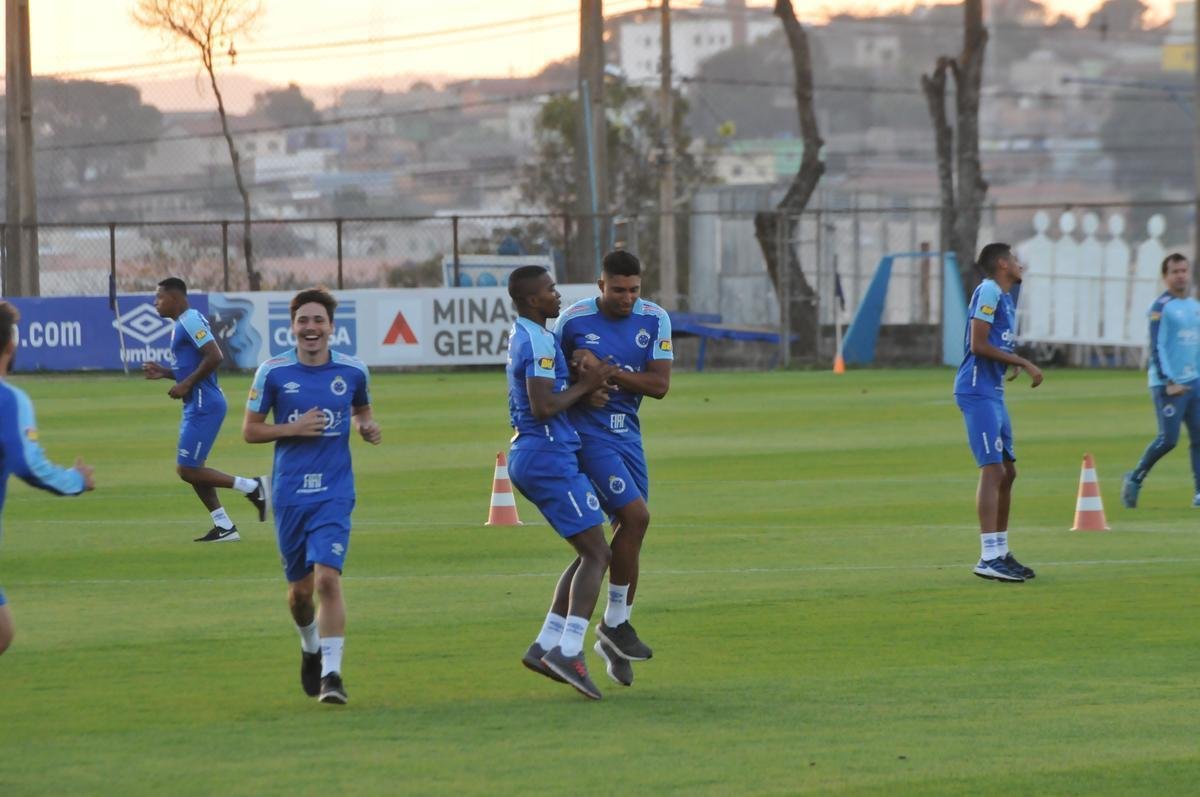 Cruzeiro iniciou sua intertemporada nesta segunda-feira na Toca da Raposa II. Tcnico Mano Menezes contou com elenco completo. Grupo agora comea preparao para decises com Atltico na Copa do Brasil, River Plate na Copa Libertadores e 29 rodadas restantes do Campeonato Brasileiro