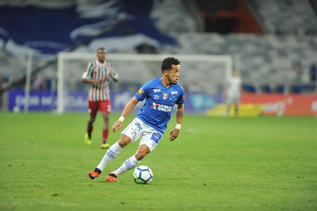 Cruzeiro derrotou Fluminense por 2 a 1, com gols de Raniel e Ayrton Lucas (contra); Henrique, tambm contra, descontou para os cariocas