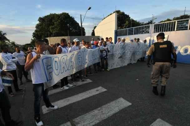 No dia da apresentao de Paulo Bento, torcedores compareceram na Toca da Raposa para protestar contra o presidente do clube, Givan de Pinho Tavares
