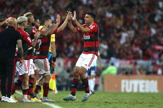 Victor Hugo comemora segundo gol do Flamengo sobre o Racing, no Maracan