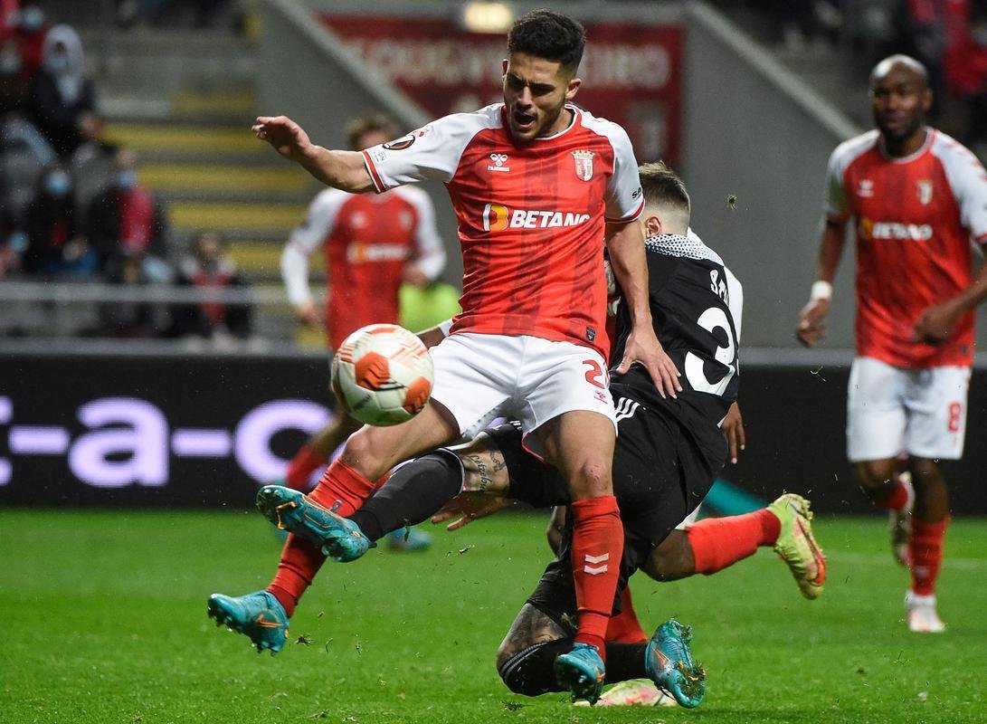 Yan Couto - Em 2020, aos 17 anos, lateral-direito foi vendido por 6 milhes de euros (mais possveis 6 milhes de euros em bnus) pelo Coritiba ao Manchester City. Atualmente, est emprestado ao Braga