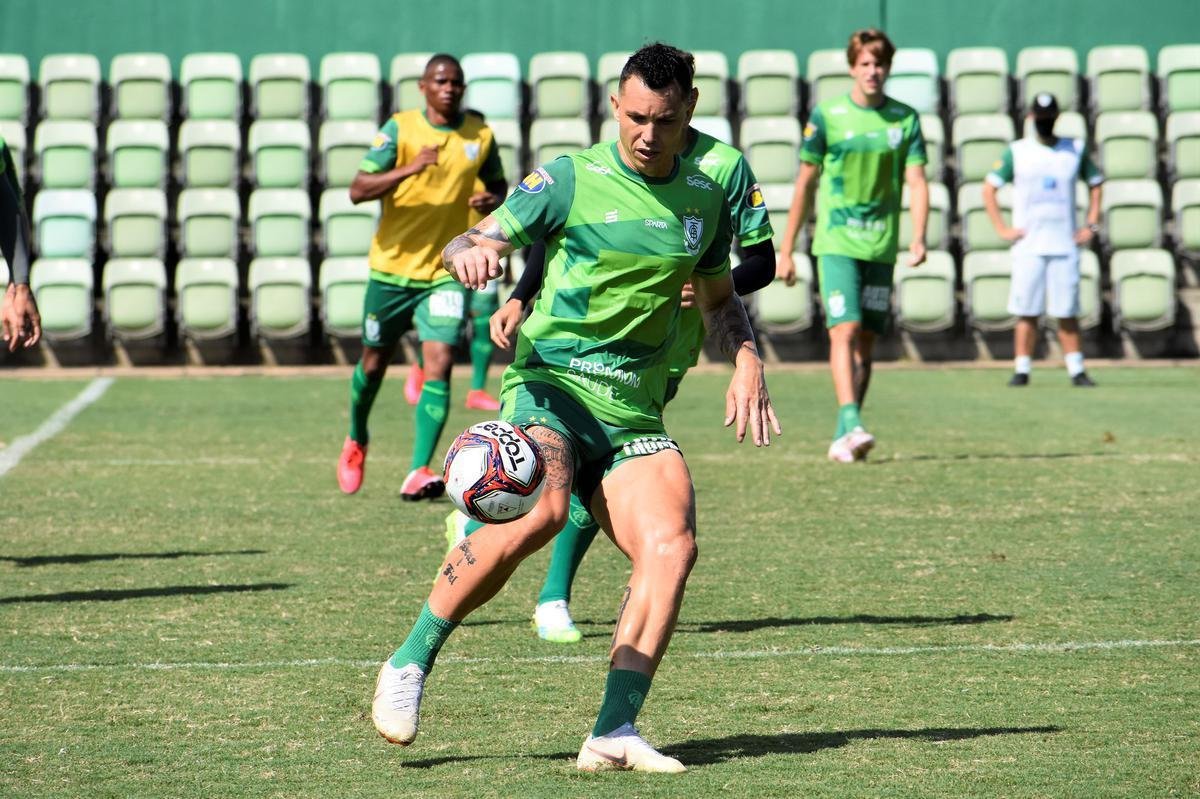 O Amrica segue com treinamentos intensivos voltados para a disputa do Campeonato Mineiro. No prximo sbado (27), o Coelho estreia no estadual diante do Boa Esporte, s 19h. A partida ser realizada no Independncia, em Belo Horizonte. A tendncia  que, neste primeiro compromisso, o tcnico Lisca utilize jogadores que tiveram menor minutagem na temporada 2020/21, alm de nomes promissores das categorias de base do clube.