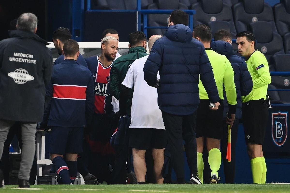 Jogadores de PSG e Basaksehir abandonam jogo aps acusao de ofensa racista 