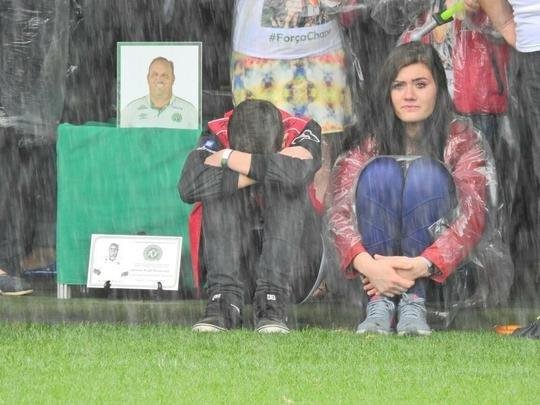 Emoção das famílias no velório dos heróis da Chapecoense