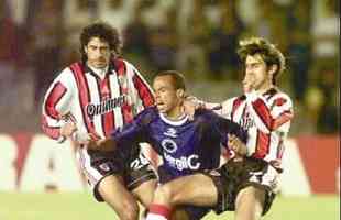 1998 - Recopa Sul-Americana - Cruzeiro foi campeo ao derrotar o River Plate na deciso (partidas foram disputadas somente em 1999 e valeram tambm para a Copa Mercosul daquele ano). Imagem da partida diante do River, no Monumental De Nez, pelo primeiro jogo da final.
