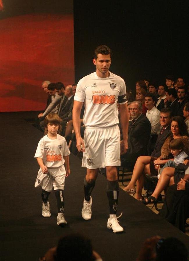 Uniforme nmero 2 do Atltico para a temporada 2011