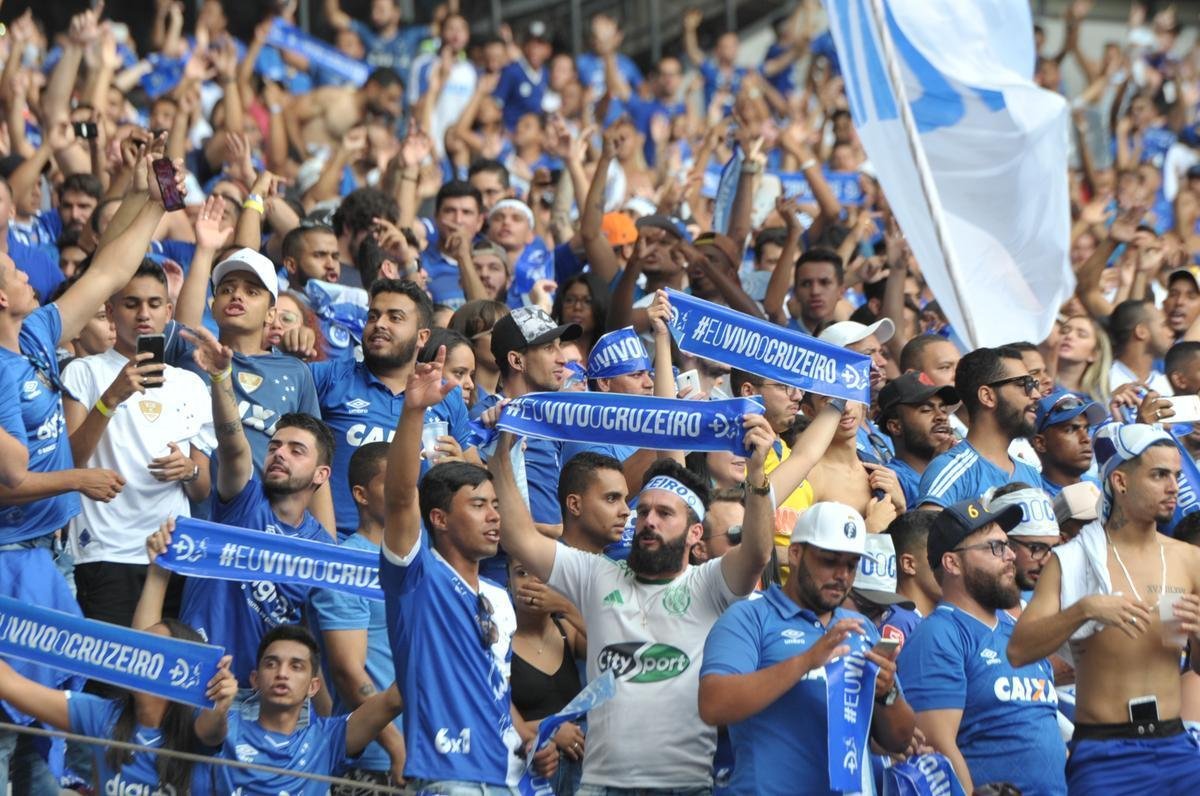 Fotos da torcida do Cruzeiro no primeiro clssico da final do Mineiro, contra o Atltico, no Mineiro