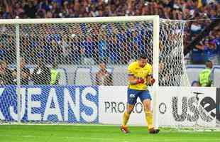 Fbio foi decisivo nos pnaltis, fez trs defesas e colocou o Cruzeiro nas semifinais da Copa do Brasil