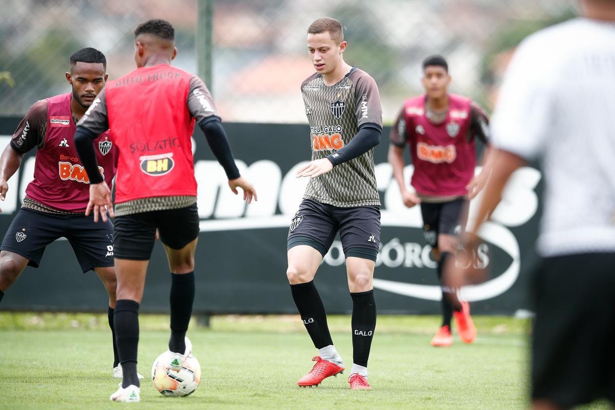 Imagens do primeiro treino de Eduardo Vargas pelo Atltico