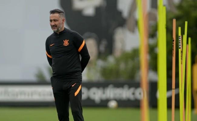 Vítor Pereira mapeia posições carentes no Corinthians e faz indicações