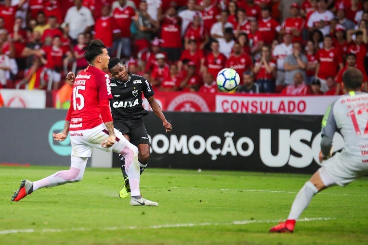 Galo derrotou Internacional no Beira-Rio com gols de Cazares e Terans; D'Alessandro descontou de pnalti