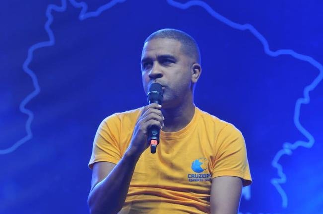 Nonato e Leandro, ex-laterais do clube, durante papo com o pblico de Conselheiro Lafaiete na Caravana do Cruzeiro