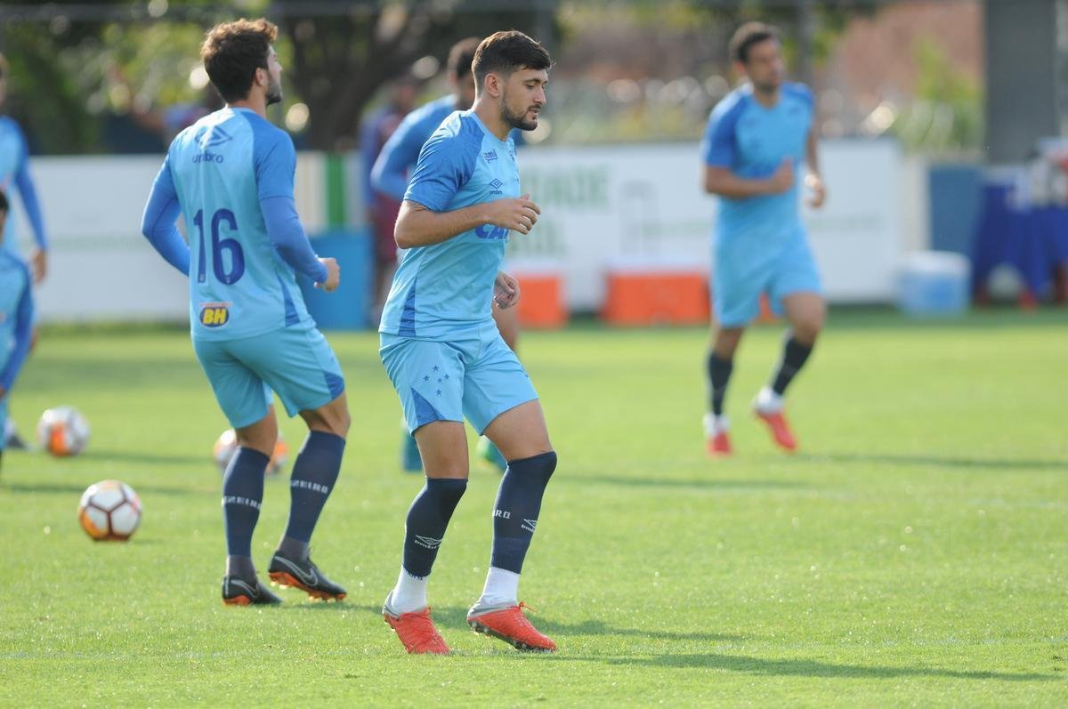 Mano Menezes voltou a fechar treino na Toca da Raposa II e permitiu imagens apenas do aquecimento. O certo  que o treinador voltar a contar com o Cruzeiro ideal diante do Boca Juniors, na quinta-feira, no Mineiro. Todos os atletas esto  disposio para duelo de volta das quartas de final da Libertadores