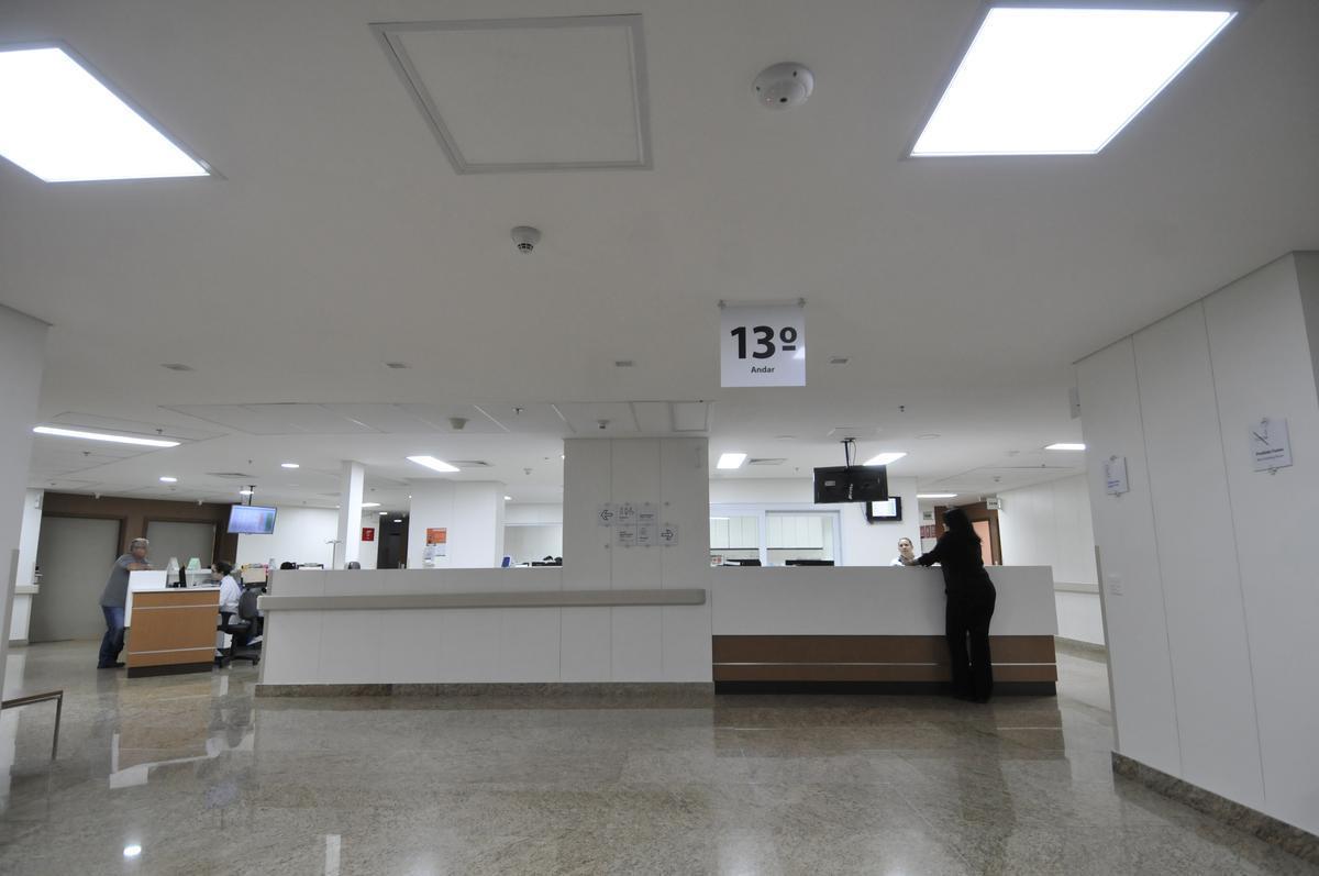 Neymar passar por cirurgia e ficar internado no Hospital Mater Dei, em Belo Horizonte. Craque do PSG e da Seleo Brasileira ser instalado no 13 andar e usufruir de sute com toda estrutura para a famlia. Dependncias do setor que receber o astro.