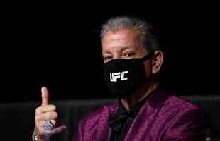Bruce Buffer, a 'voz' do UFC, com máscara personalizada da franquia